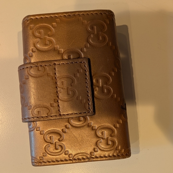 Gucci Guccissima Embossed Metallic Leather Key Holder with Gold Heart Snap - Picture 3 of 8